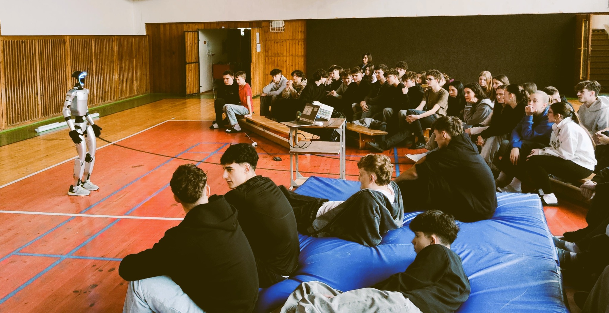 Humanoidní robot dorazil do školy